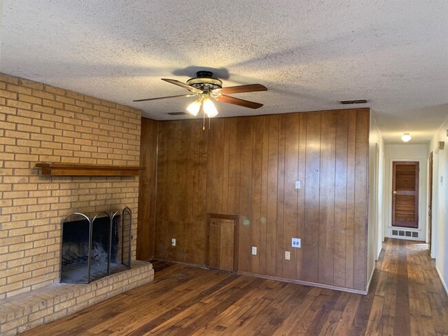 Building Photo - 606 N Elkhart Ave