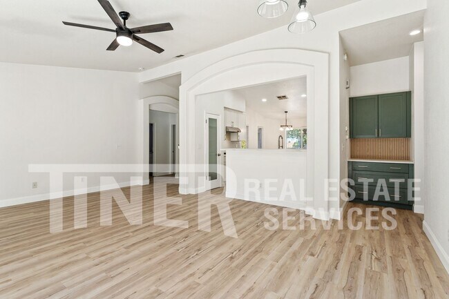 Building Photo - 1742 Poppy Dr