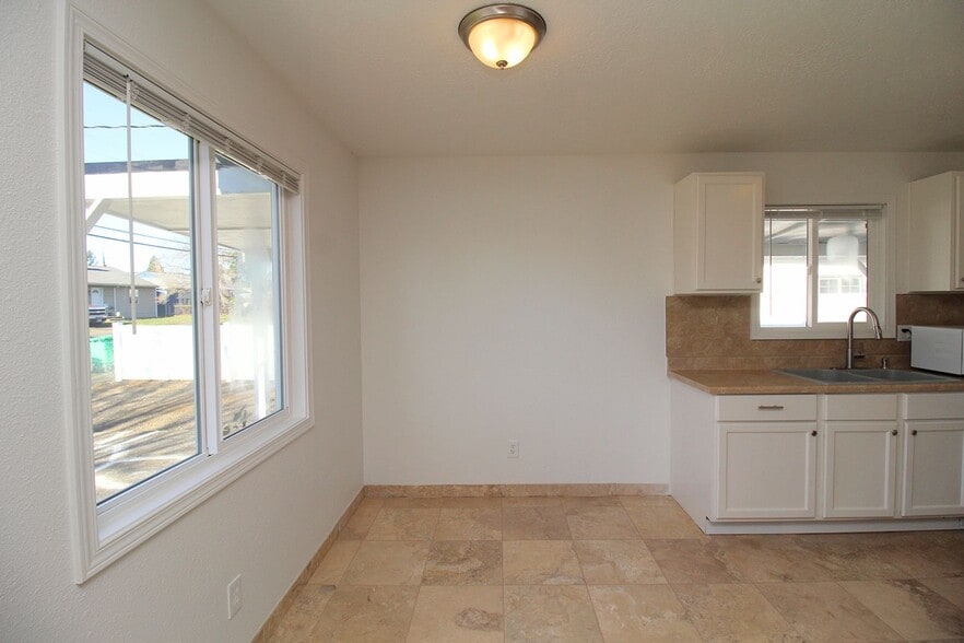 Building Photo - 4736 SE 99th Ave