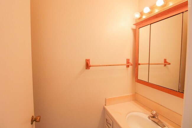 Building Photo - 2 Bedroom Townhouse Style Apartment with Private Fenced Patio