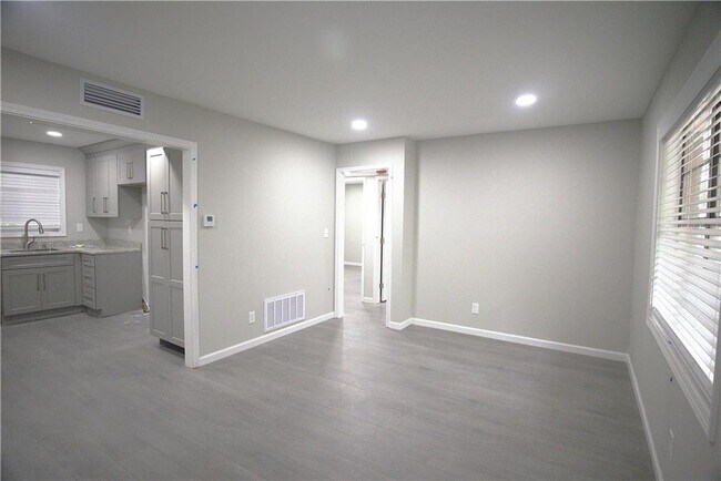 Building Photo - 2637 Lester St