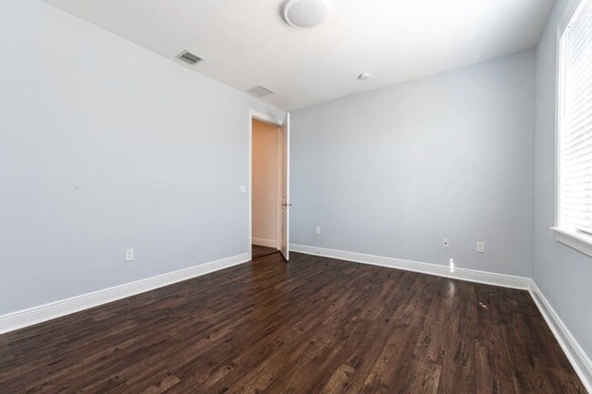 Building Photo - 1031 NE 13th Ave