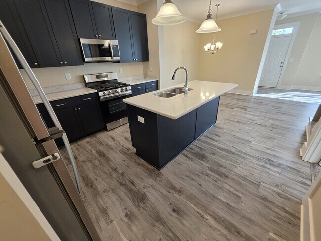 Building Photo - "Charming Kernersville Townhouse: Spacious 3-Bedroom Retreat with 2.5 Baths on Eastfall Street!"