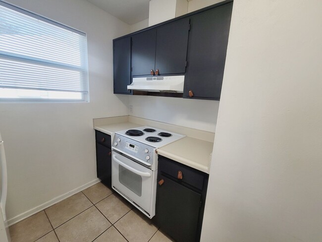 Building Photo - CLASSY NE 2/1.5 w/ Vaulted Ceilings, Privacy Fenced Yard, Washer/Dryer, & Walk in Closets! Availa...