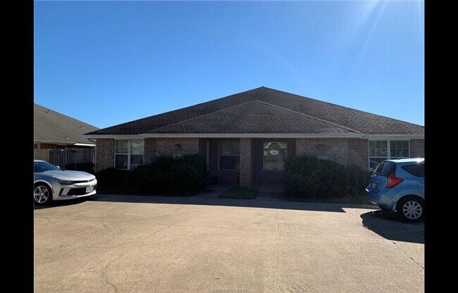 Building Photo - Spacious 3 bedroom / 3 bath duplex in convenient location