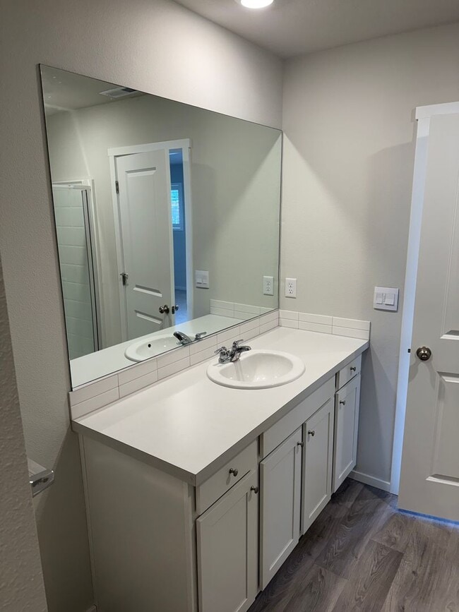 Building Photo - Goregous 2 Bedroom Townhome with 2 Car Gar...