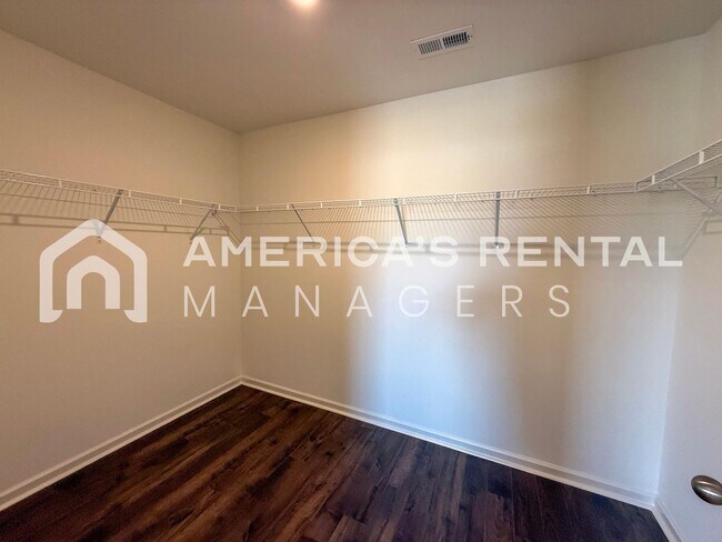 Building Photo - Move-in Special! Beautiful 5 Bed, 2 Bath h...