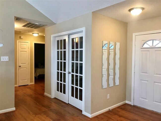 Building Photo - 7210 Greenwood Point Dr