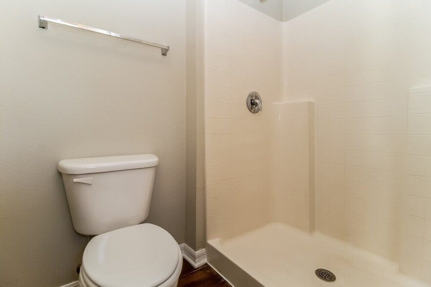 Building Photo - 433 Hammerstone Ave