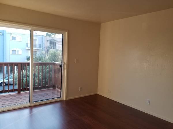 Bedroom w balcony - 655 Sylvan St