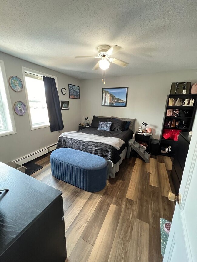 Building Photo - AVAILABLE JUNE - Spacious 2 Bedroom Apartment!