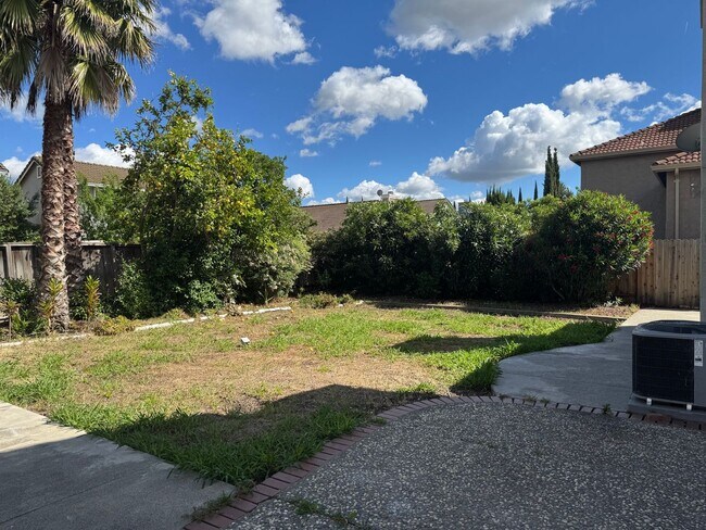 Building Photo - 2776 Woodmont Dr