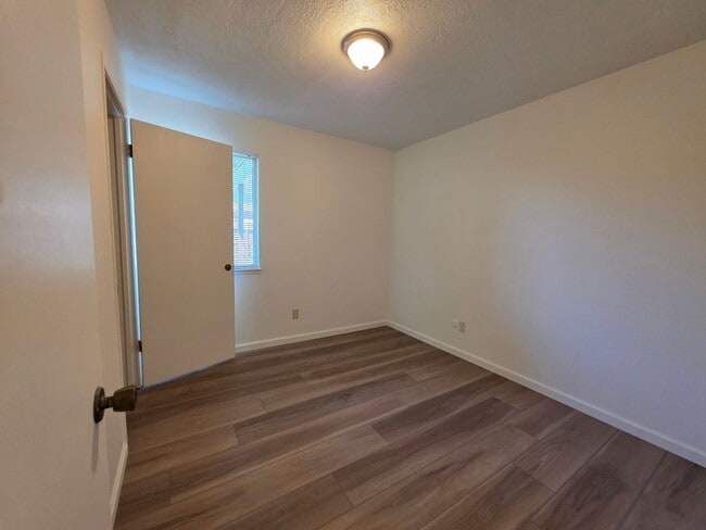 Building Photo - 3-bedroom single story in east Modesto nei...