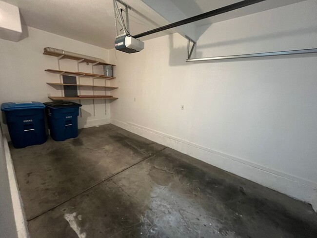 Building Photo - 2 bedroom, 2 bathroom corner unit located ...