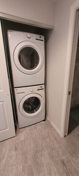 Full Size Washer/Dryer - 1457 San Cristobal Ave