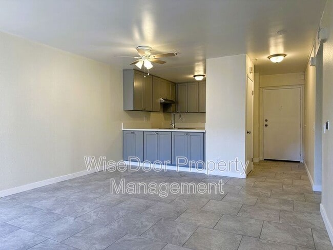 Building Photo - 450 E 4th St