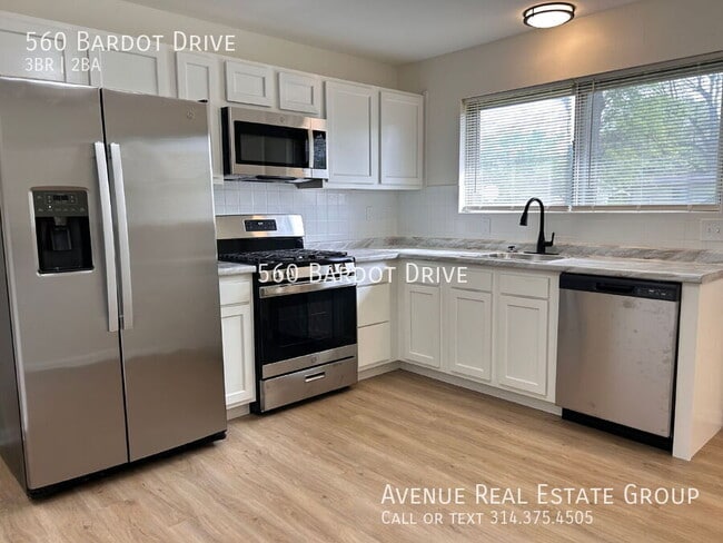Building Photo - 560 Bardot Dr