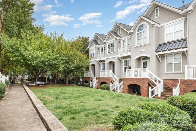 Building Photo - 817 W 4th St