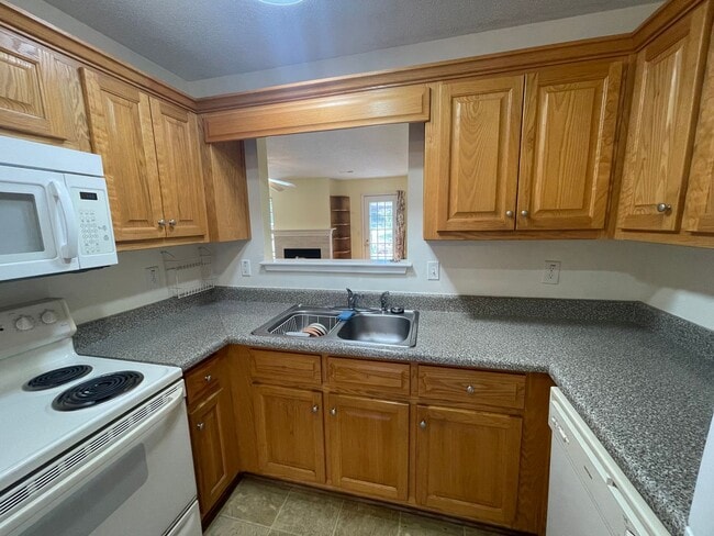Building Photo - Nice Brick 3/2 House in Garden Lakes- $1,595