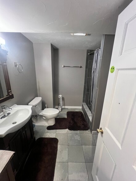 Building Photo - 63 Purinton St