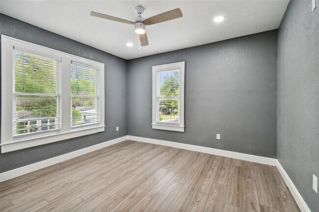 Building Photo - 6810 N Navin Ave