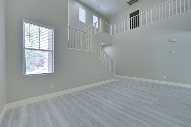 Building Photo - NW!!! 4 bedrooms!!! Pool and Spa!!! All ti...