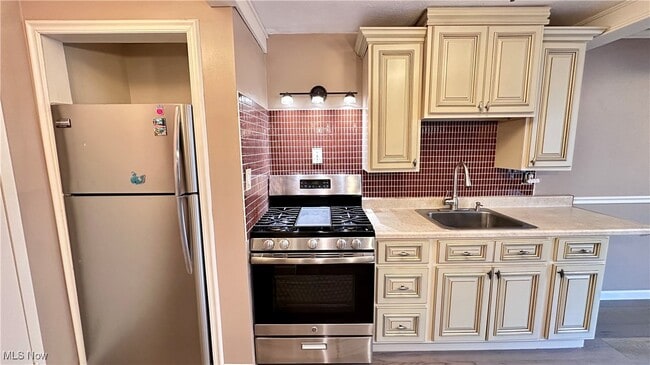 Building Photo - 6000 Nob Hill Dr