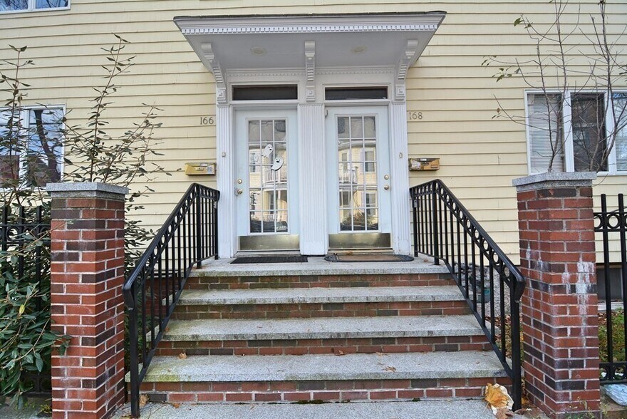 Building Photo - 168 Auburn St