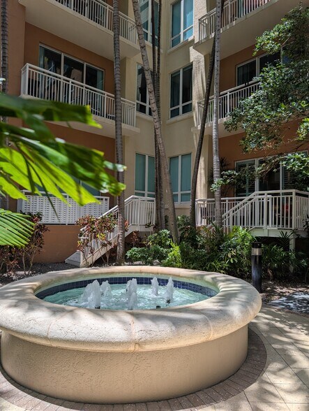 Courtyard - 2001 Biscayne Blvd