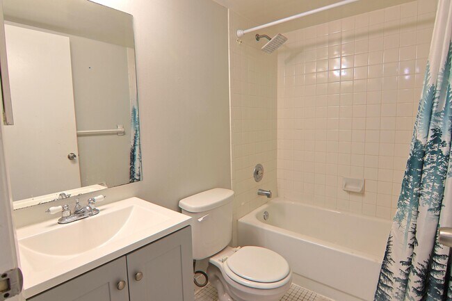 Building Photo - 719 Gardens Dr