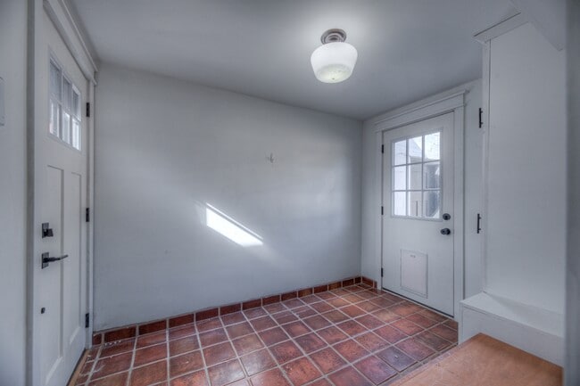 Building Photo - 1223 E 31st St