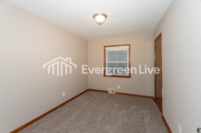 Building Photo - 4806 W Hampton Ave