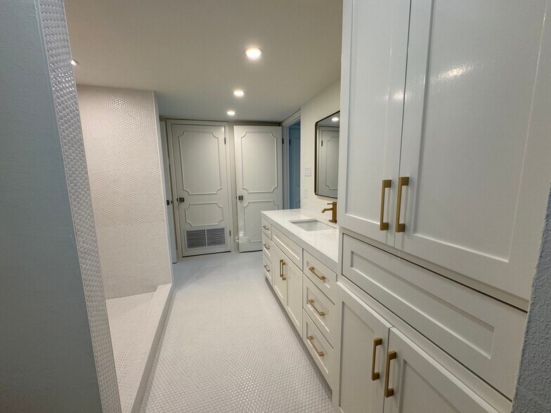 Building Photo - 13 Royale Cir