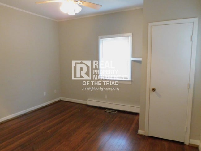 Building Photo - Move in special - Cozy 2 Bedroom/1 Bath Ho...