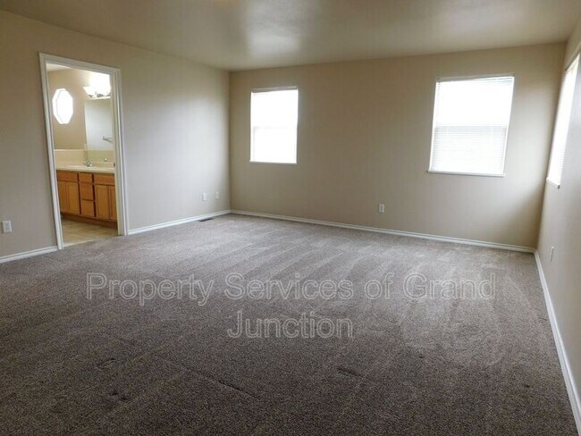 Building Photo - 3136 Shamrock Dr