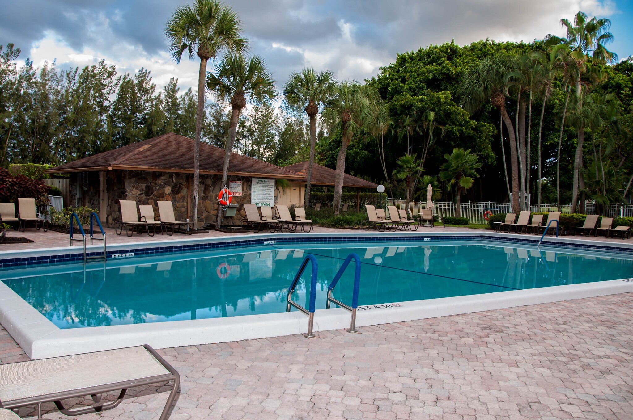 Building Photo - 3100 N Palm Aire Dr