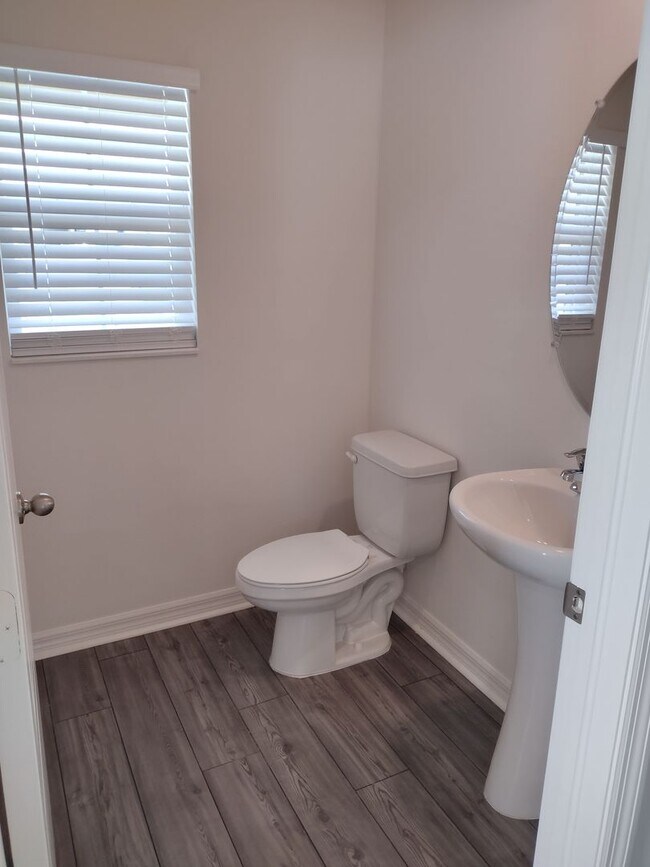 Building Photo - Beautiful 4 bedroom 2.5 Bathroom House For...
