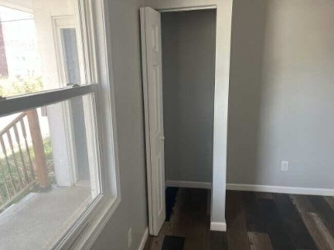 Building Photo - 2 Bed Available now!