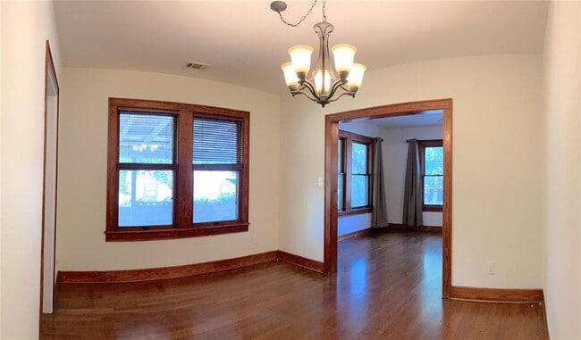 Building Photo - 204 W 46th St