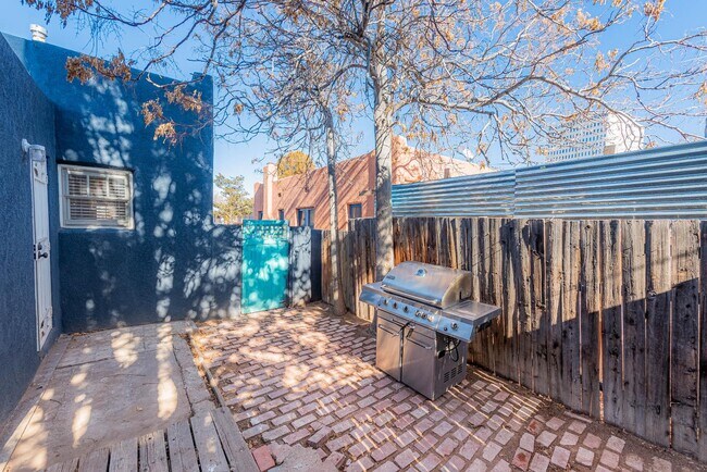 Building Photo - 722 Marquette Ave NW