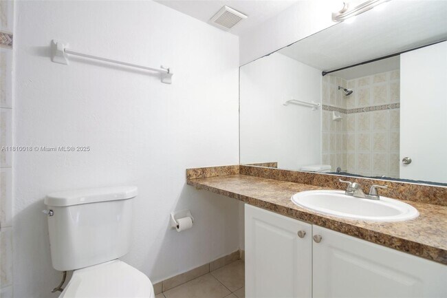 Building Photo - 606 W 81st St