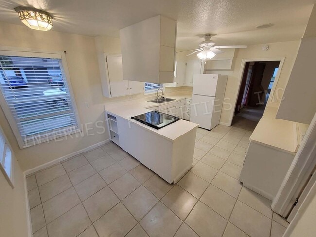 Building Photo - *RENT PROMO* 3+bd 1.5 ba Single Level West...
