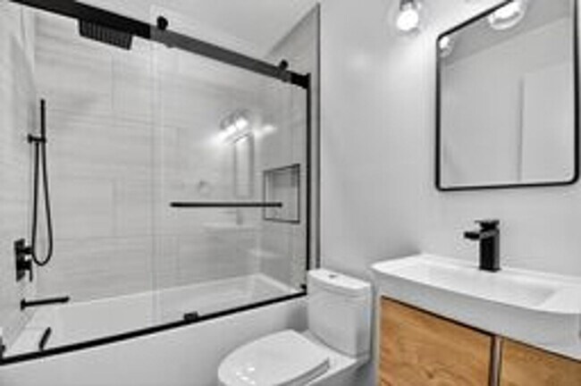 Building Photo - Fabulous 2BR/1BA Top Floor Condo in Grosve...