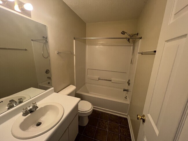 Building Photo - Apartment for Rent