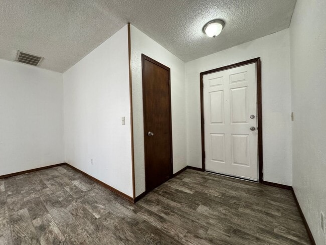 Building Photo - 3 Bedroom, 2 bath, 2 car garage home avail...
