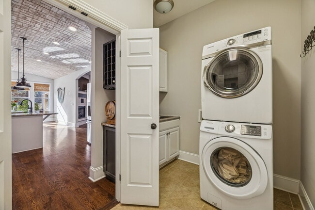 Building Photo - 594 Lake Haven Dr