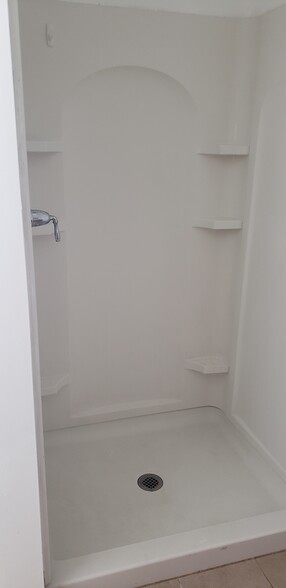 Shower bedroom - 163 Learn Rd