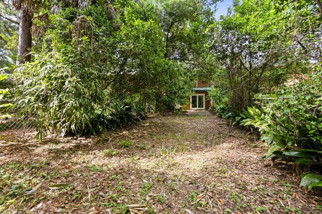 Building Photo - GREAT LOCATION 2BED 2BATH! FENCED IN YARD!