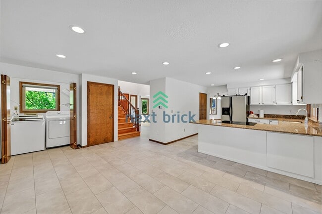 Building Photo - 4 BED & 2.5 BATH SINGLE FAMILY HOUSE FOR RENT