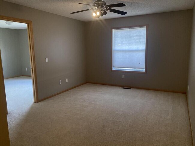 Building Photo - 6637 Lamplight Dr